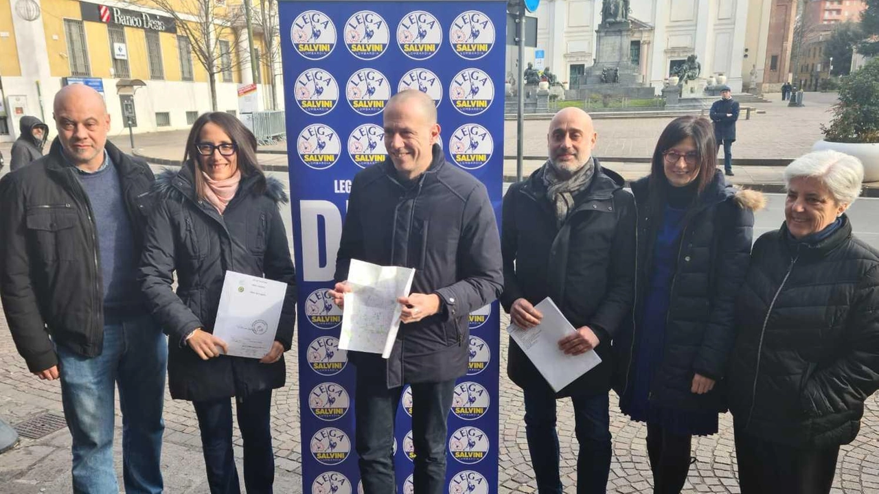 Il nuovo segretario della Lega in Lombardia Massimiliano Romeo (al centro nella foto) ha convocato subito una conferenza Il nuovo segretario della Lega in Lombardia Massimiliano Romeo (al centro nella foto) ha convocato subito una conferenza