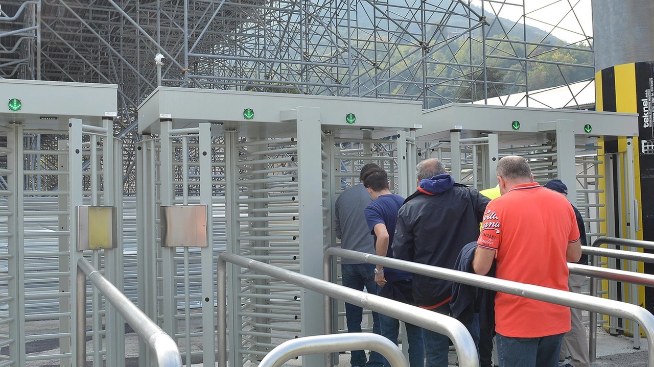 La Prefettura di Brescia limita l'accesso dei tifosi pugliesi allo stadio Rigamonti per il match Brescia Calcio-Bari del 30 novembre. Solo i fidelizzati al Bari potranno entrare, per garantire sicurezza e ordine pubblico. La Prefettura di Brescia limita l'accesso dei tifosi pugliesi allo stadio Rigamonti per il match Brescia Calcio-Bari del 30 novembre. Solo i fidelizzati al Bari potranno entrare, per garantire sicurezza e ordine pubblico.