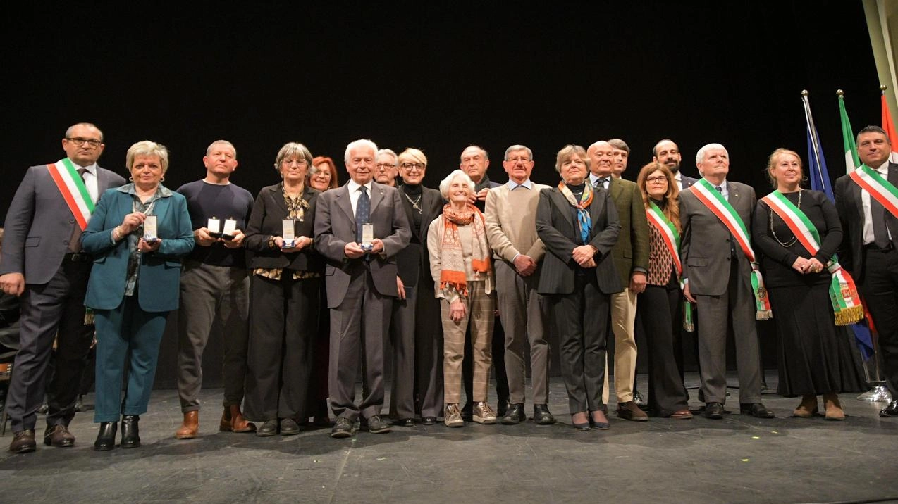 Il gruppo dei premiati insieme ai sindaci presenti ieri al teatro Fraschini per partecipare alle cerimonie previste per il Giorno della memoria (Torres) Il gruppo dei premiati insieme ai sindaci presenti ieri al teatro Fraschini per partecipare alle cerimonie previste per il Giorno della memoria (Torres)