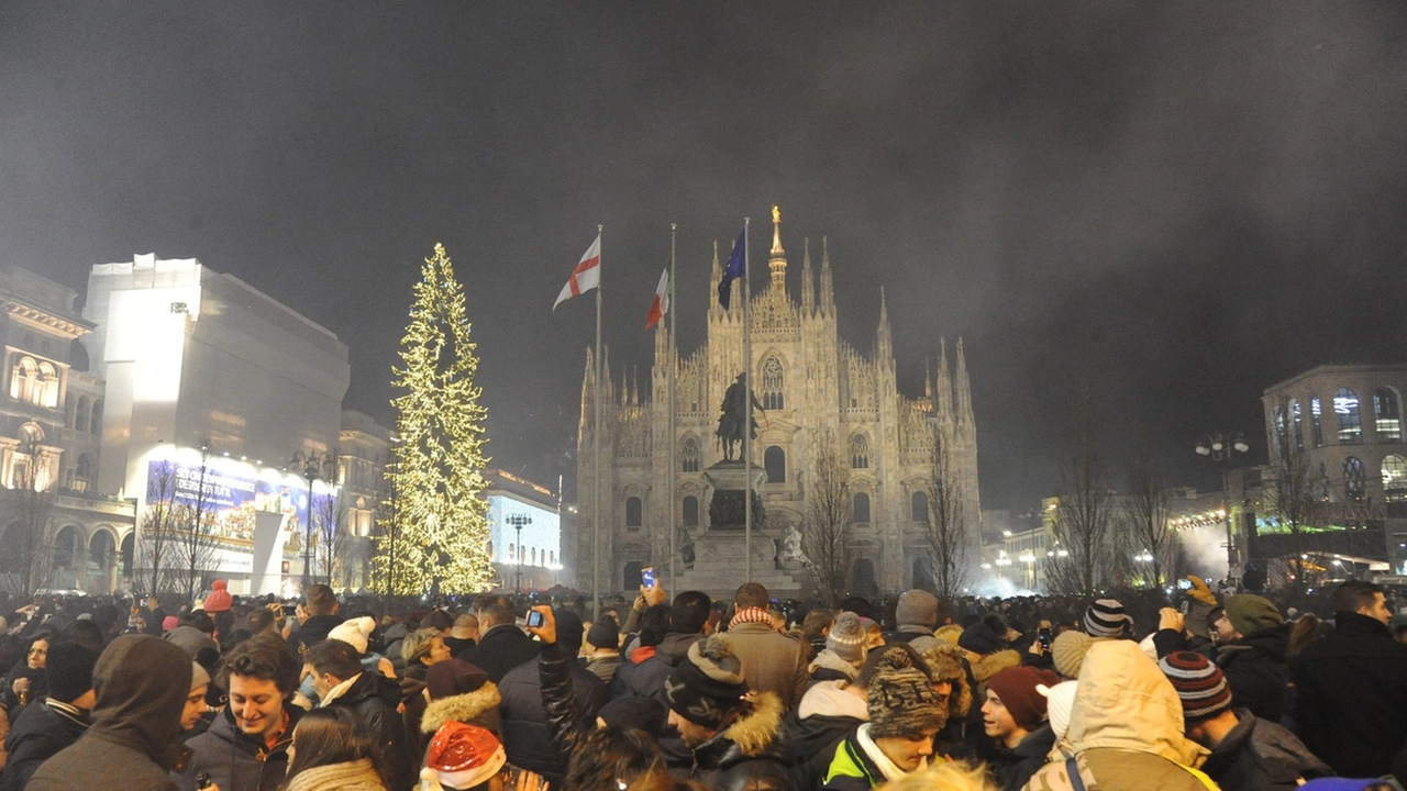 Fumogeni e fuochi d’artificio in piazza Duomo la notte di Capodanno Fumogeni e fuochi d’artificio in piazza Duomo la notte di Capodanno