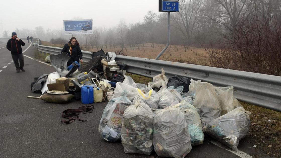 Cerca Binasca. Rifiuti in strada. Scatta la pulizia Cerca Binasca. Rifiuti in strada. Scatta la pulizia