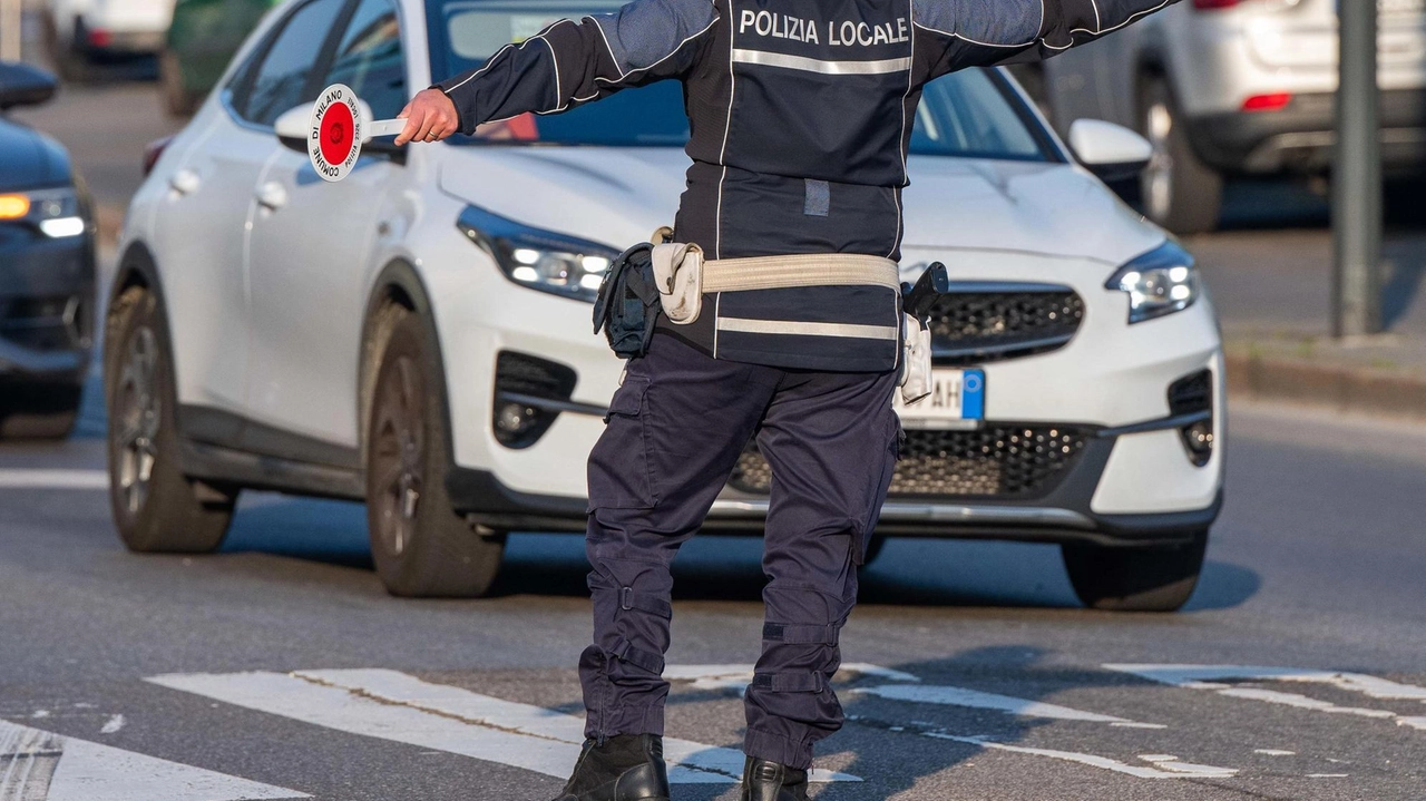 Anziani investiti a Milano: donna di 74 anni in condizioni gravissime, marito meno grave. Investitrice rischia accuse. Indagini in corso. Anziani investiti a Milano: donna di 74 anni in condizioni gravissime, marito meno grave. Investitrice rischia accuse. Indagini in corso.