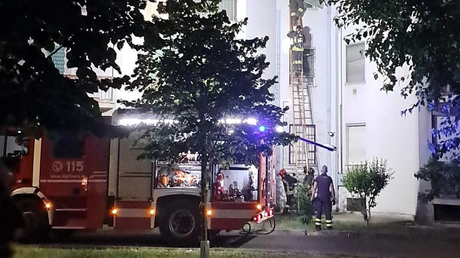 I consigli dell’esperto dopo l’incendio in appartamento in cui è morto un 55enne "Le abitazioni moderne sono piene di materiali sintetici che bruciano all’istante negli anni ’60 c’era un margine di 15 minuti per fuggire dalle fiamme, oggi di 2-3". I consigli dell’esperto dopo l’incendio in appartamento in cui è morto un 55enne "Le abitazioni moderne sono piene di materiali sintetici che bruciano all’istante negli anni ’60 c’era un margine di 15 minuti per fuggire dalle fiamme, oggi di 2-3".