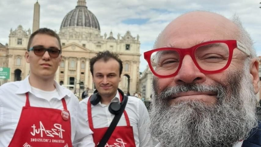 Matteo impasta le pizze, Andrea suona l’Alleluia al violino, sullo sfondo, San Pietro. E’ il Giubileo dell’inclusione di PizzAut, trasferta...