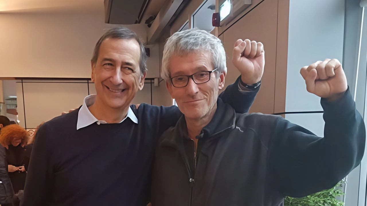 A sinistra, il sindaco Giuseppe Sala e il consigliere Carlo Monguzzi quando scherzavano insieme facendo il pugno chiuso A sinistra, il sindaco Giuseppe Sala e il consigliere Carlo Monguzzi quando scherzavano insieme facendo il pugno chiuso