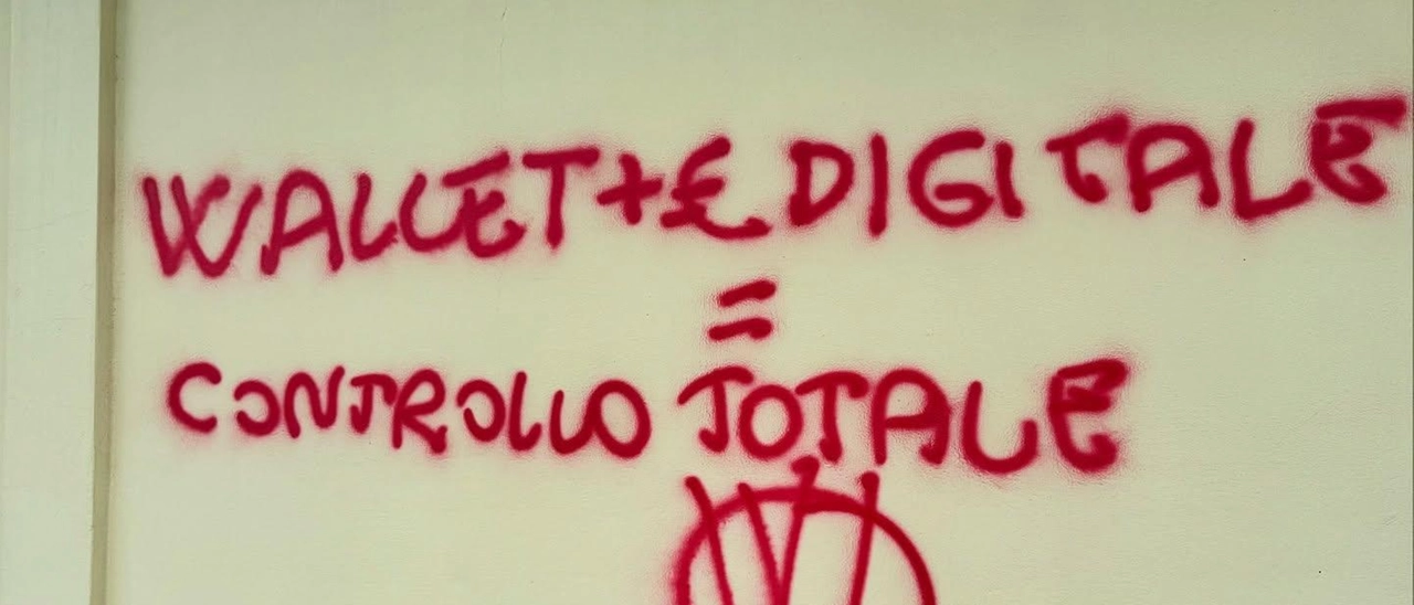 No vax scatenati. Vandalizzato muro delle Poste