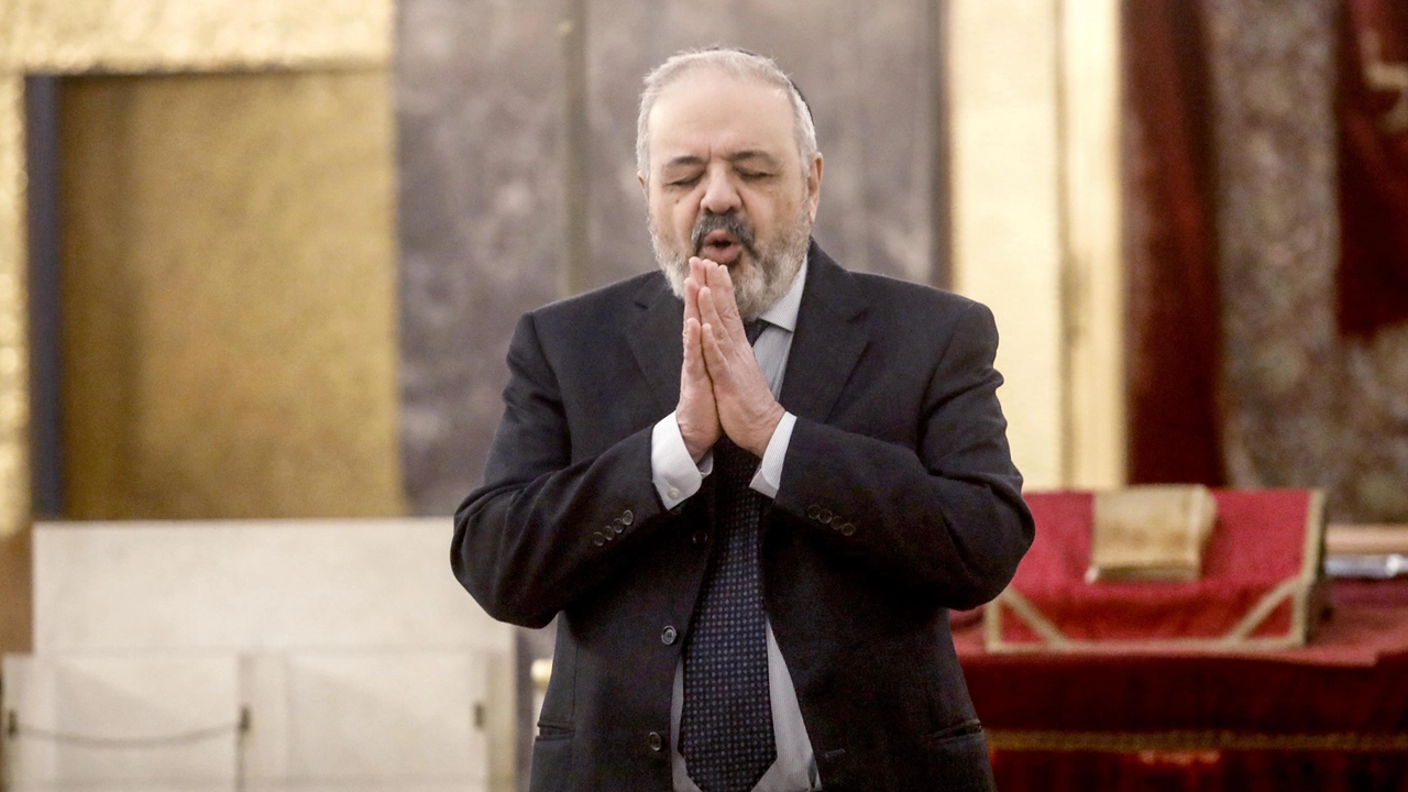 Il rabbino capo di Milano Alfonso Arbib durante la preghiera per commemorare coloro che hanno perso la vita a partire dal 7 Ottobre 2023 e per i rapiti presso la sinagoga a Milano