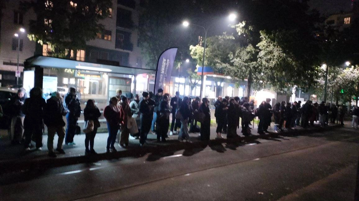 Viaggiatori in attesa di un tram, o di un bus, che non arriva. Una delle tante immagini pubblicate sulla pagina Facebook "Aspettami" Viaggiatori in attesa di un tram, o di un bus, che non arriva. Una delle tante immagini pubblicate sulla pagina Facebook "Aspettami"