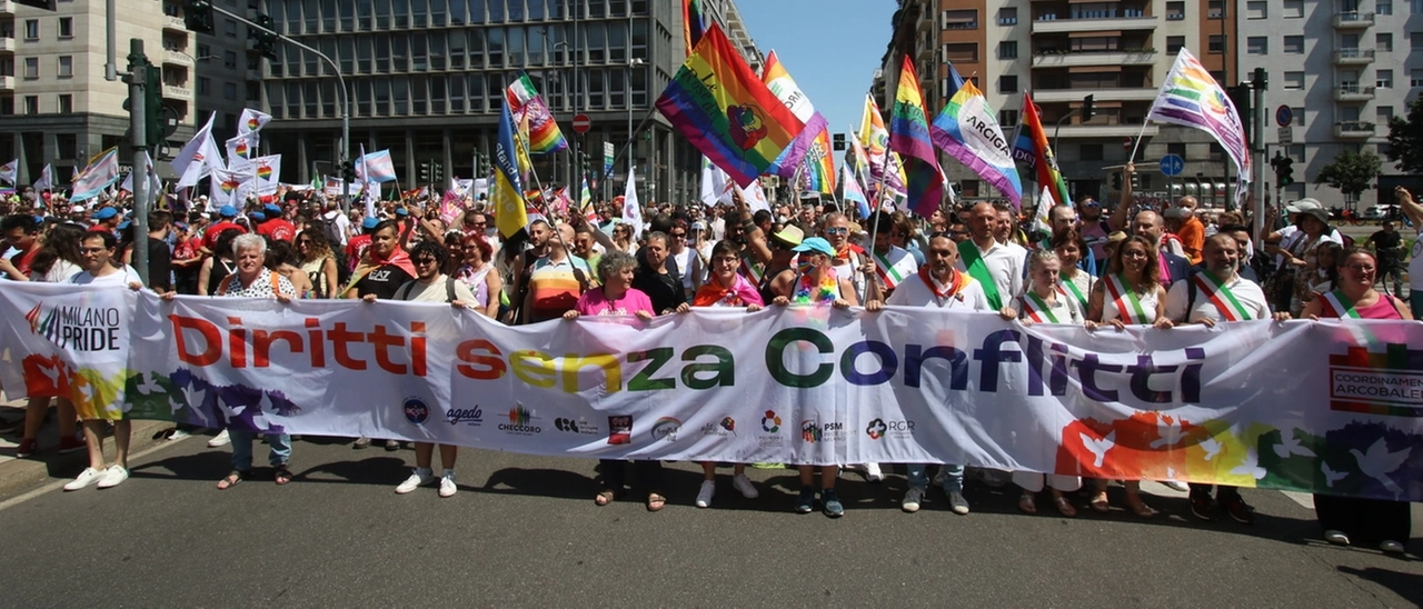 Milano Pride 2025: la parata, il percorso, il concerto e gli ospiti attesi. Tutto il programma