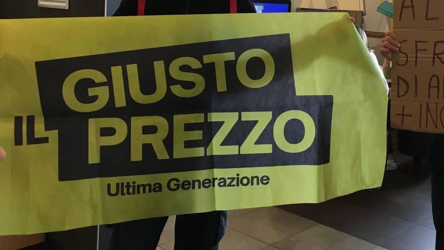 Lo striscione 'Il giusto prezzo'