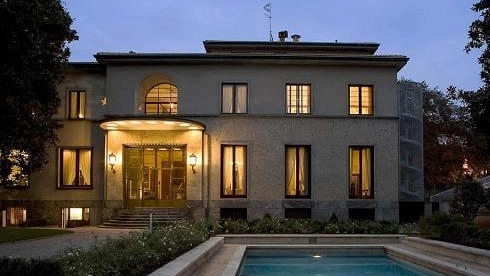 Ultimo appuntamento oggi con l’aperitivo a Villa Necchi Campiglio che per l’occasione apre i cancelli dopo l’orario di chiusura...