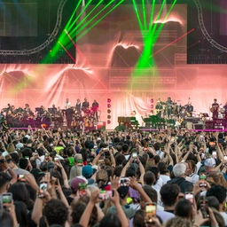 Radio Italia Live. E Milano canta. Parata di stelle in piazza Duomo da Lucio Corsi a Fedez sul palco con Clara e Masini