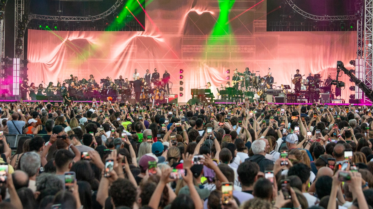 A sinistra piazza Duomo affollata da oltre 20mila persone per il “concertone“ organizzato da Radio Italia che inaugura l’estate milanese A sinistra piazza Duomo affollata da oltre 20mila persone per il “concertone“ organizzato da Radio Italia che inaugura l’estate milanese