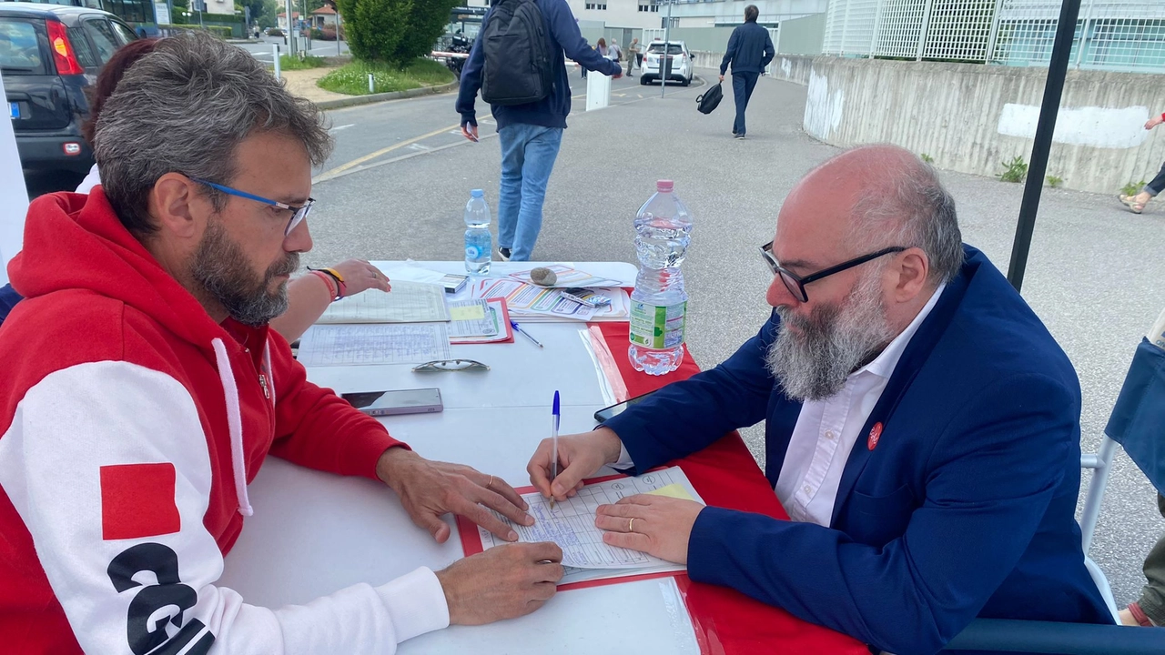 Lavoro, Nico Acampora di Pizzaut firma a Monza i referendum della Cgil