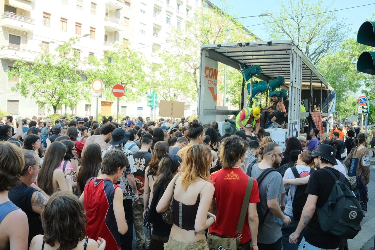 Giovani alla May Day parade di Milano