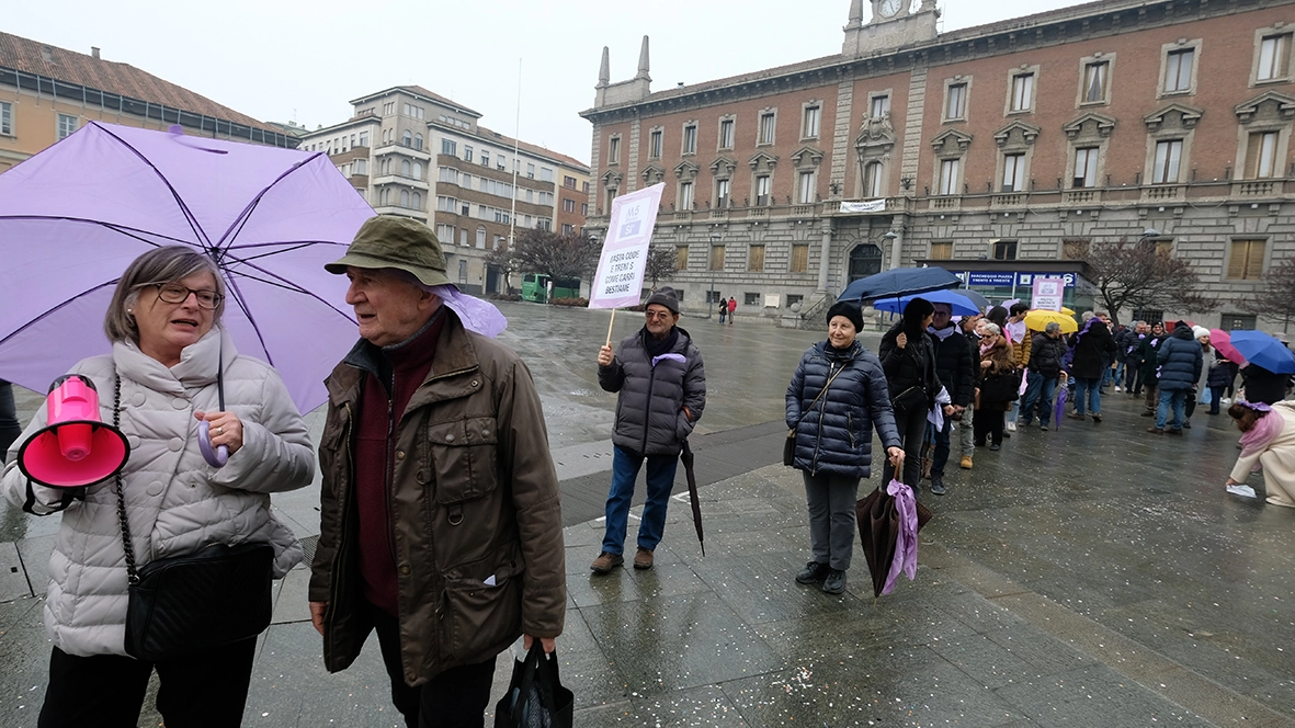 I cittadini hanno manifestato in piazza Trento e Trieste: “La metropolitana è fondamentale per la nostra città” I cittadini hanno manifestato in piazza Trento e Trieste: “La metropolitana è fondamentale per la nostra città”