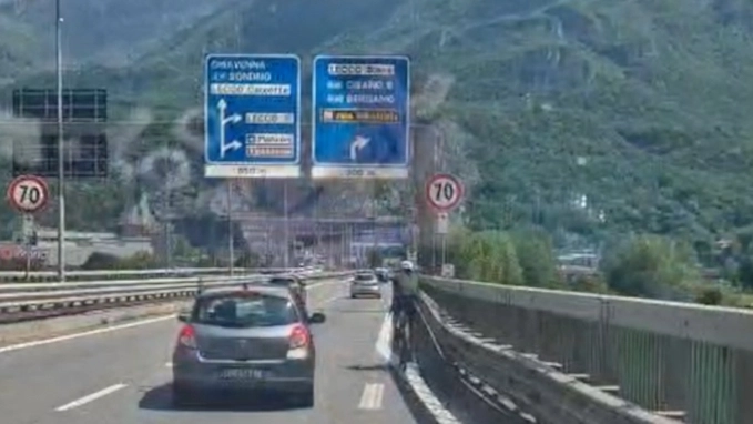 Il ciclista sul Terzo ponte della Statale 36