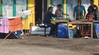 Il campo nomadi di via Chiesa Rossa è su un’area comunale. L’avviso di sfratto alle famiglie è stato notificato sabato dalla polizia locale Il campo nomadi di via Chiesa Rossa è su un’area comunale. L’avviso di sfratto alle famiglie è stato notificato sabato dalla polizia locale