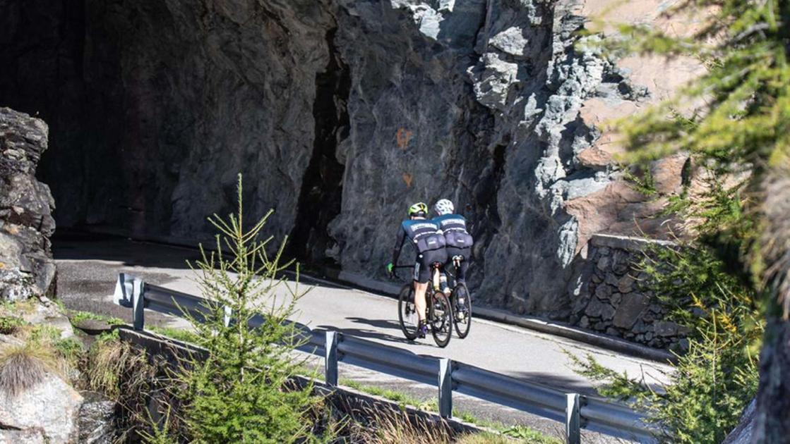 Sfilano podisti e ciclisti. Salite chiuse alle auto Sfilano podisti e ciclisti. Salite chiuse alle auto