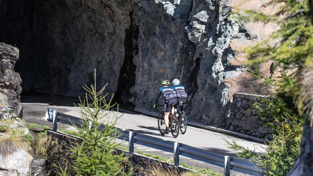 Un’edizione dell’Enjoy Stelvio Valtellina, l’iniziativa che permette a ciclisti ed escursionisti di vivere alcune iconiche strade alpine senza auto Un’edizione dell’Enjoy Stelvio Valtellina, l’iniziativa che permette a ciclisti ed escursionisti di vivere alcune iconiche strade alpine senza auto