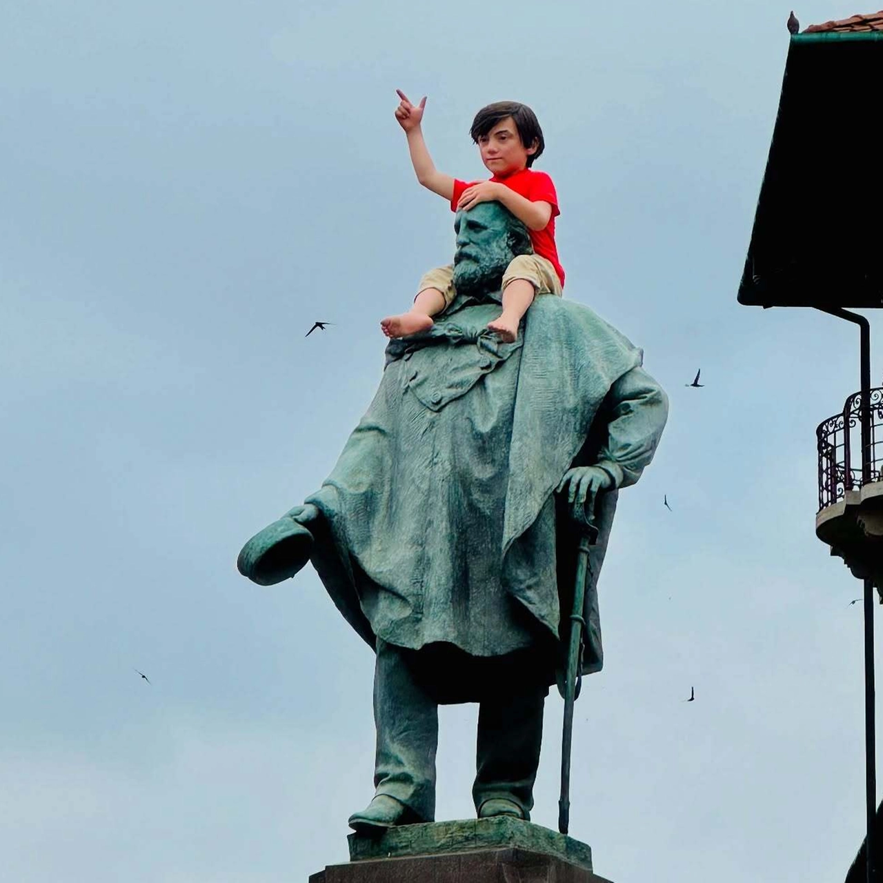 L'installazione "One" di Maurizio Cattelan in pieno centro a Bergamo