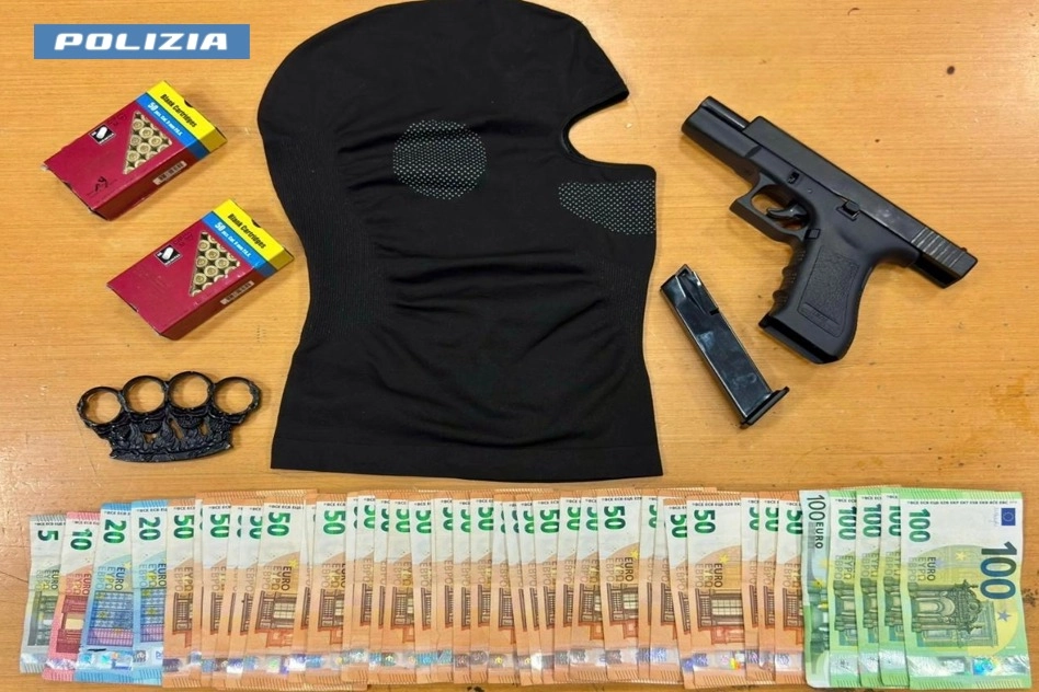 Pistole scacciacani, tirapugni e denaro frutto di rapine e scippi: ecco quanto è stato sequestrato a una banda di "maranza"