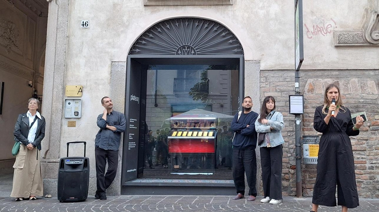 L’installazione è opera del collettivo veneziano Extragarbo che ha chiesto a 100 lodigiani che brano avrebbero voluto diffondere in uno spazio pubblico L’installazione è opera del collettivo veneziano Extragarbo che ha chiesto a 100 lodigiani che brano avrebbero voluto diffondere in uno spazio pubblico