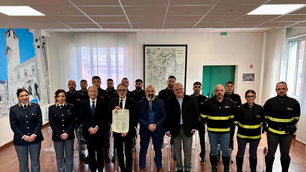 La consegna dei diplomi agli agenti La consegna dei diplomi agli agenti