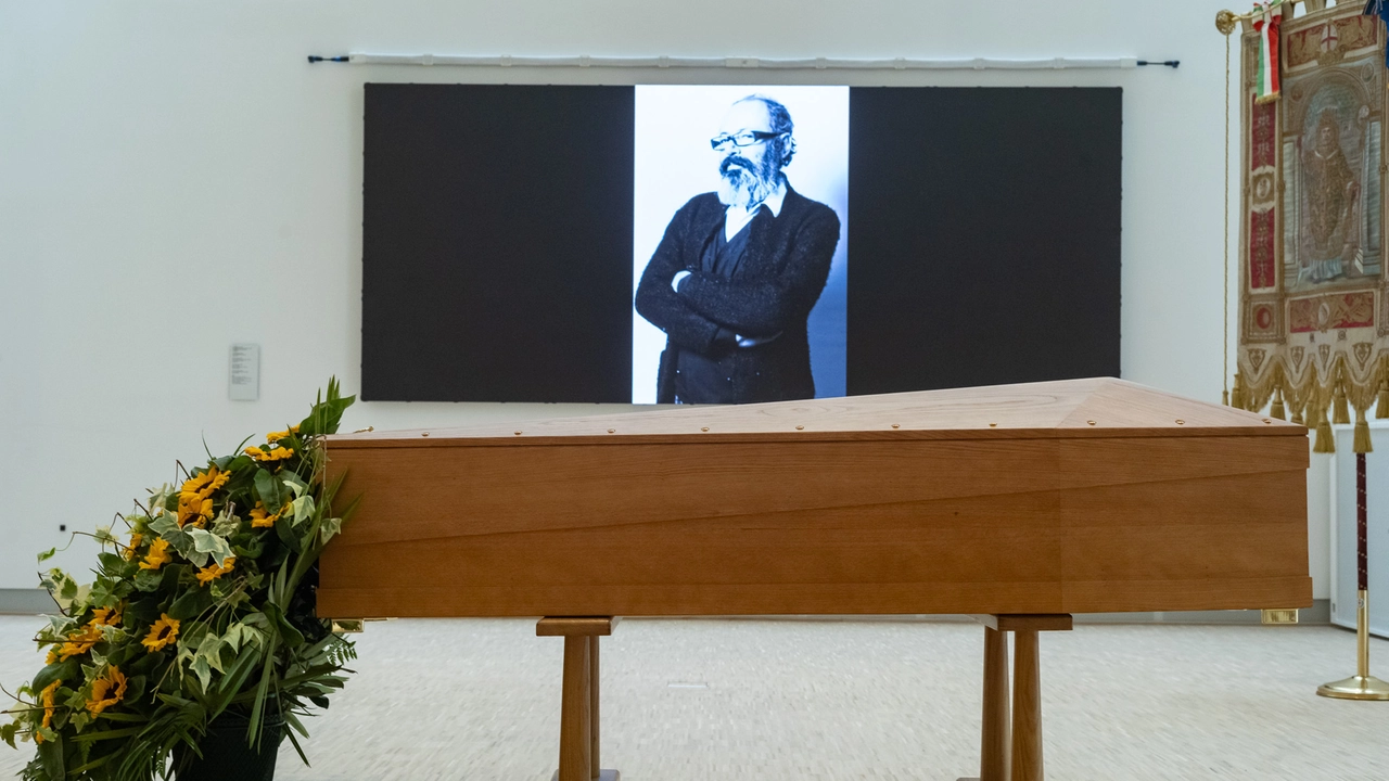 La camera ardente nello spazio cuore della Triennale (Ansa/Davide Canella)