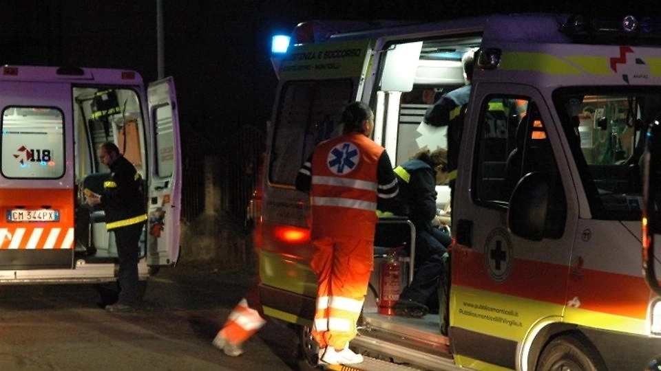 Ambulanza in azioen di notte (foto di repertorio) Ambulanza in azioen di notte (foto di repertorio)