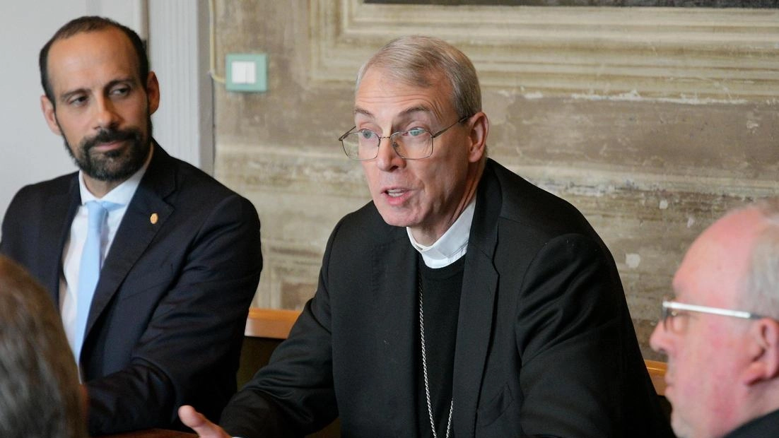 Il sindaco Michele Lissia e il vescovo Corrado Sanguineti L’incontro è avvenuto in forma privata