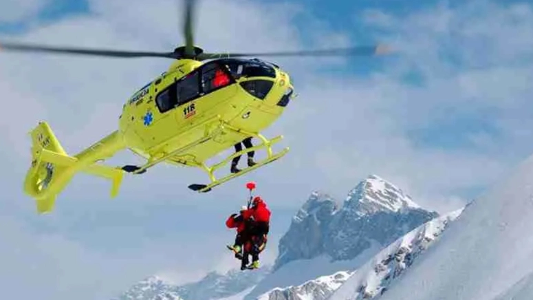 I soccorritori dell'eliambulanza in montagna (foto d'archivio) I soccorritori dell'eliambulanza in montagna (foto d'archivio)