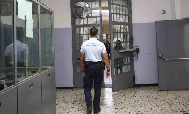 san vittore il gesto estremo di un detenuto di 22 anni nelle carceri una situazione esplosiva