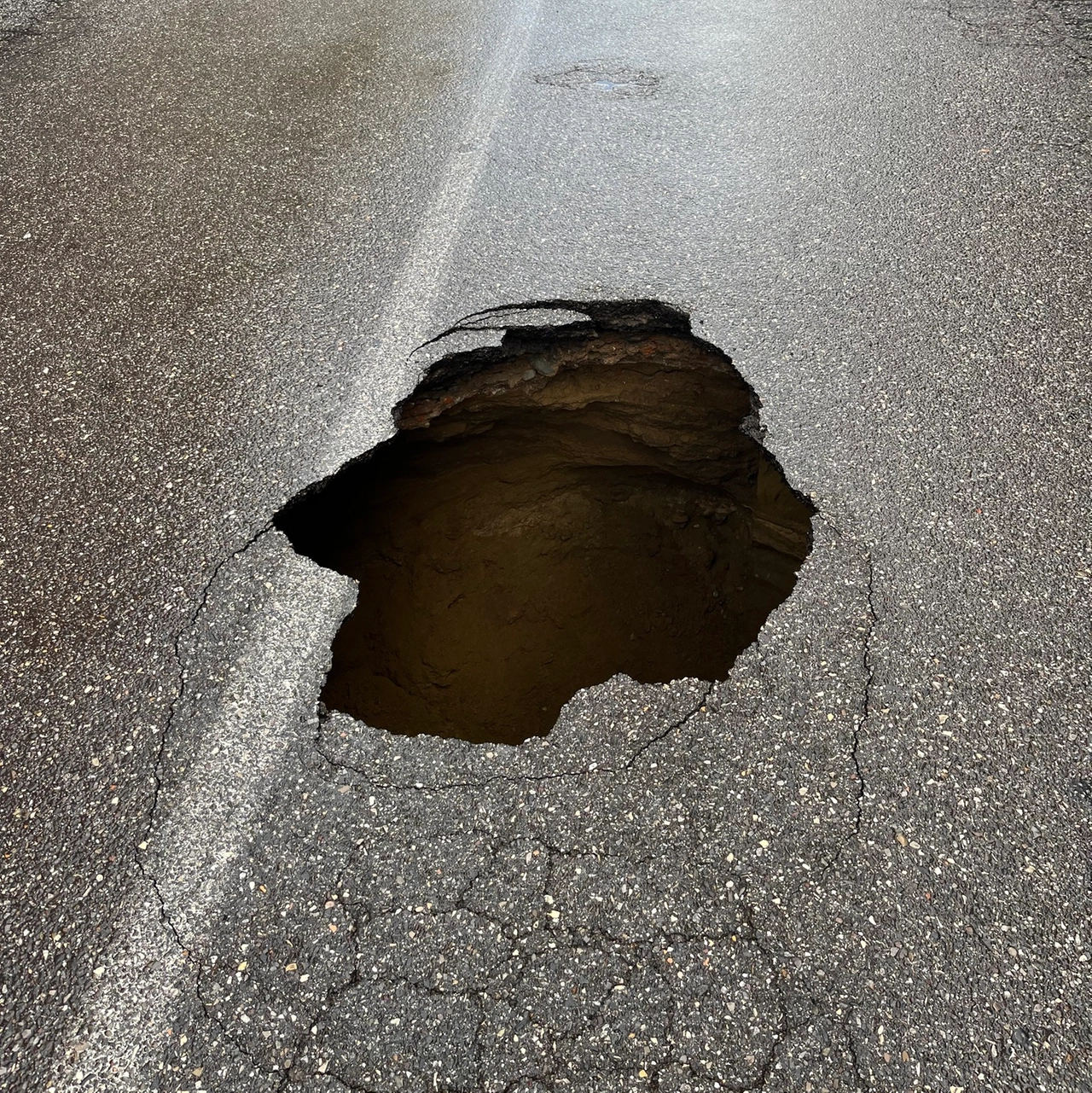 Nuova voragine in via Tartini a Milano (Foto facebook Rocco Puzziferri)