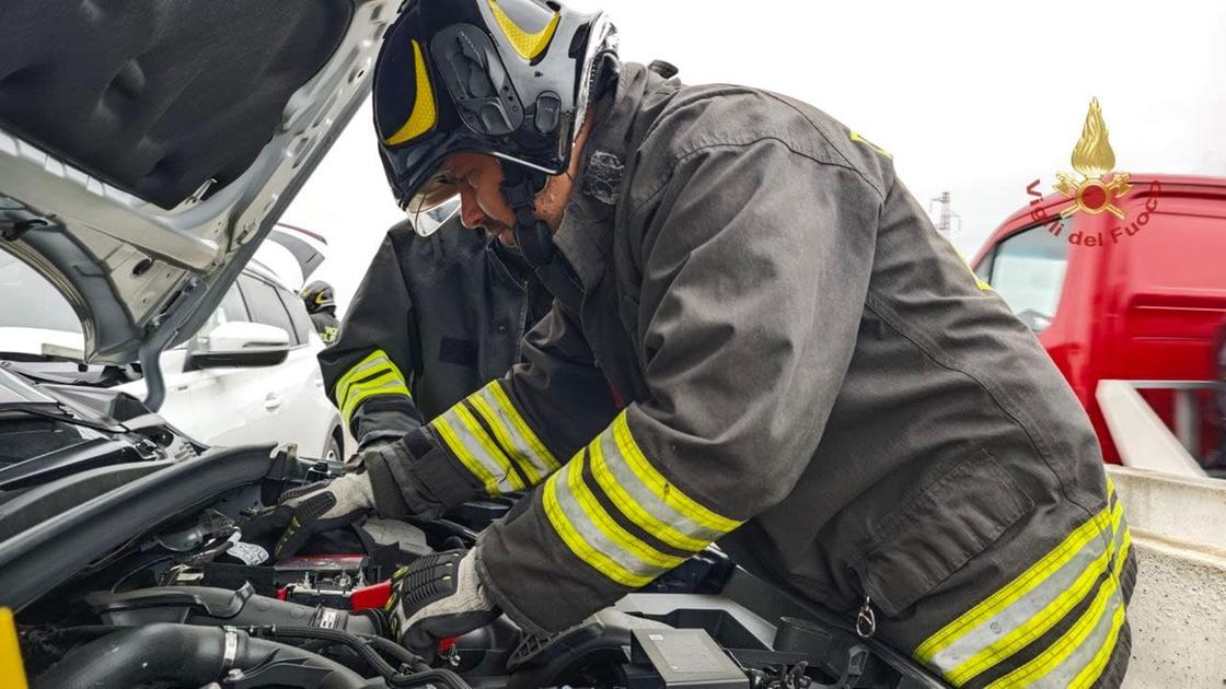 Milano, auto in fiamme dopo l’incidente: paura in viale Monte Nero Milano, auto in fiamme dopo l’incidente: paura in viale Monte Nero