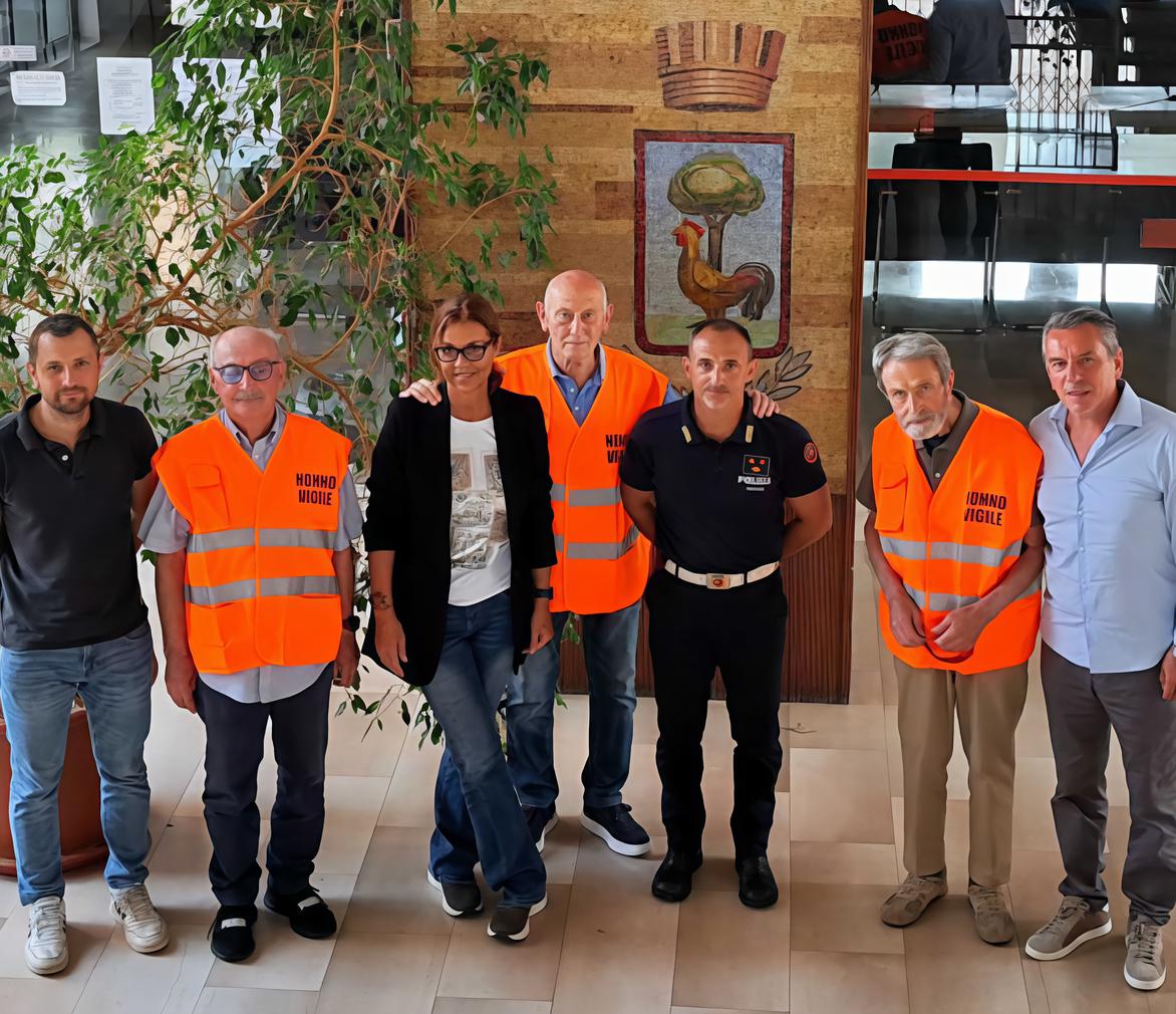 angeli custodi fuori scuola nonni vigili subito al lavoro per la sicurezza dei bambini