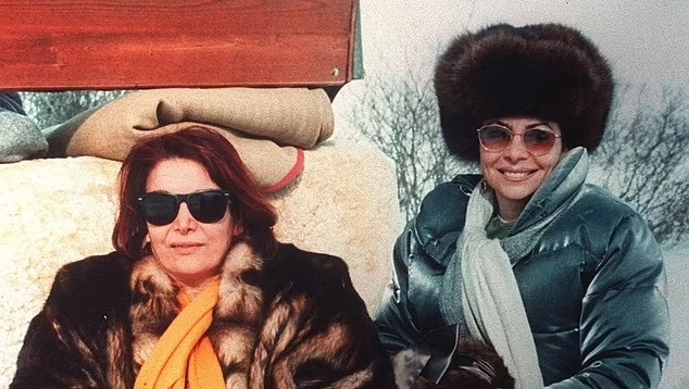 Pina Auriemma con Patrizia Reggiani durante una vacanza in montagna negli anni Ottanta