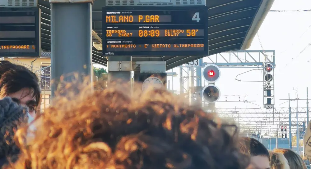 Guasto in stazione: treni fermi sulla Lecco - Milano. Scoppia la protesta dei pendolari