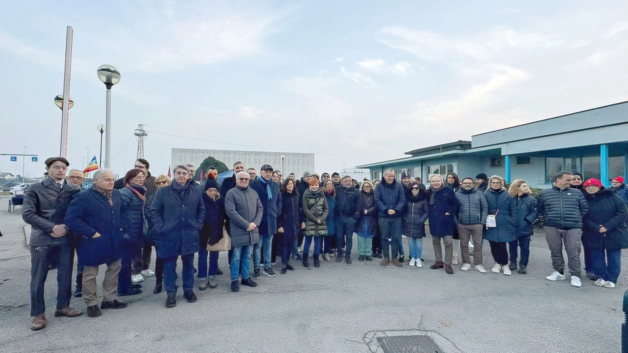 Il sindaco di Montichiari con i dipendenti della Stanadyne in presidio permanente Il sindaco di Montichiari con i dipendenti della Stanadyne in presidio permanente