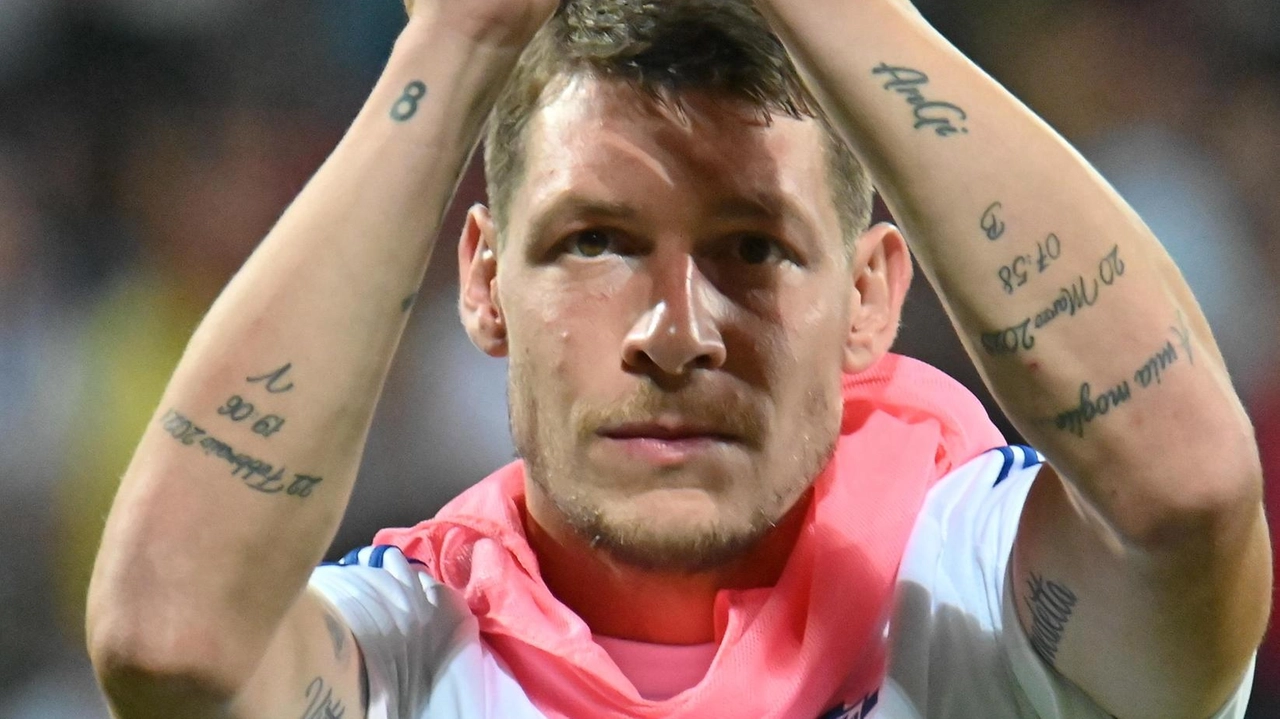 Il Como attende il riscatto di Belotti dopo un periodo difficile. Fabregas sperimenta moduli per far rendere al meglio la squadra, ma il bomber bergamasco deve dimostrare il suo valore.