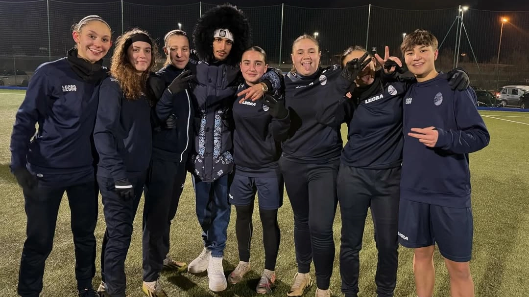 Baby Gang ha palleggiato assieme alle giocatrici della squadra Baby Gang ha palleggiato assieme alle giocatrici della squadra