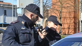Datore di lavoro picchiato e rapinato da due dipendenti poi fuggiti col suo furgone. Nei loro confronti è scattato...