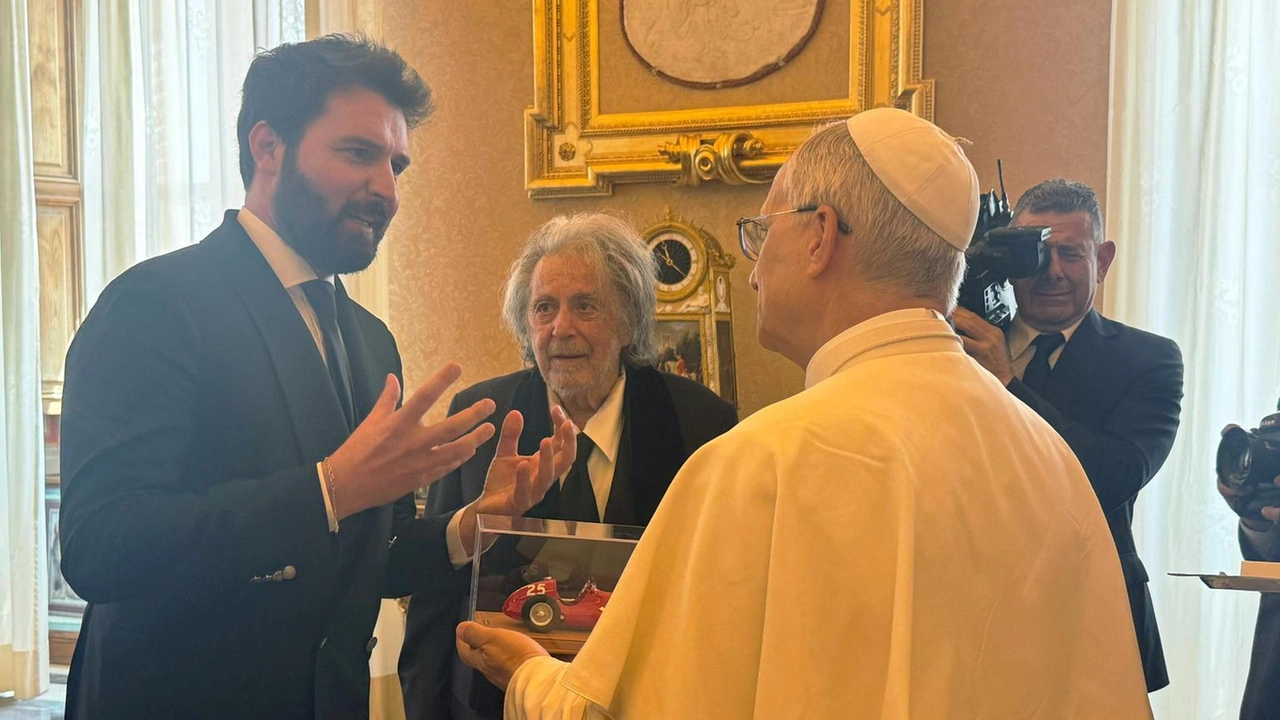 Al Pacino, in visita in Vaticano, è diventato la prima star di Hollywood ricevuta da Papa Leone. Al Pacino, in visita in Vaticano, è diventato la prima star di Hollywood ricevuta da Papa Leone.