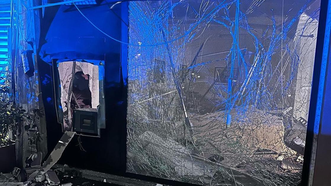 monza esplode il bancomat pioggia di schegge di vetro ma le banconote restano in cassa