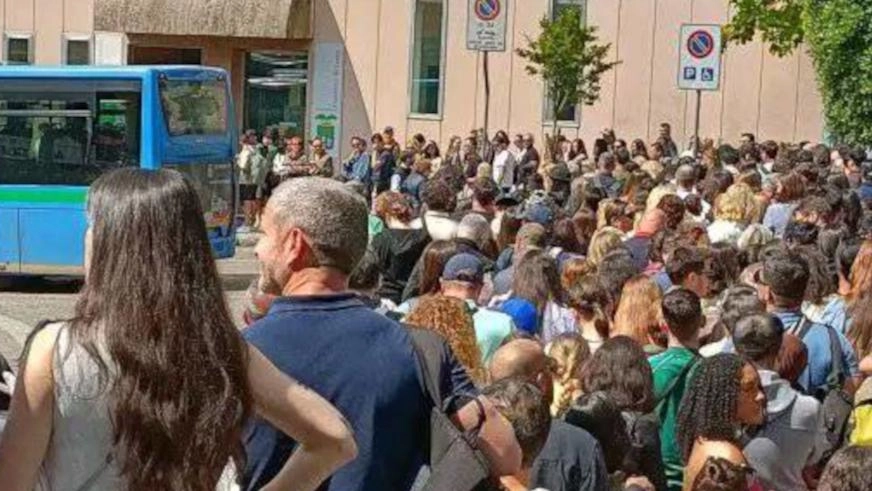 Il sindacato: "Dipendenti Trenord lasciati soli a gestire flussi enormi di turisti". Si chiede l’intervento del prefetto Il sindacato: "Dipendenti Trenord lasciati soli a gestire flussi enormi di turisti". Si chiede l’intervento del prefetto