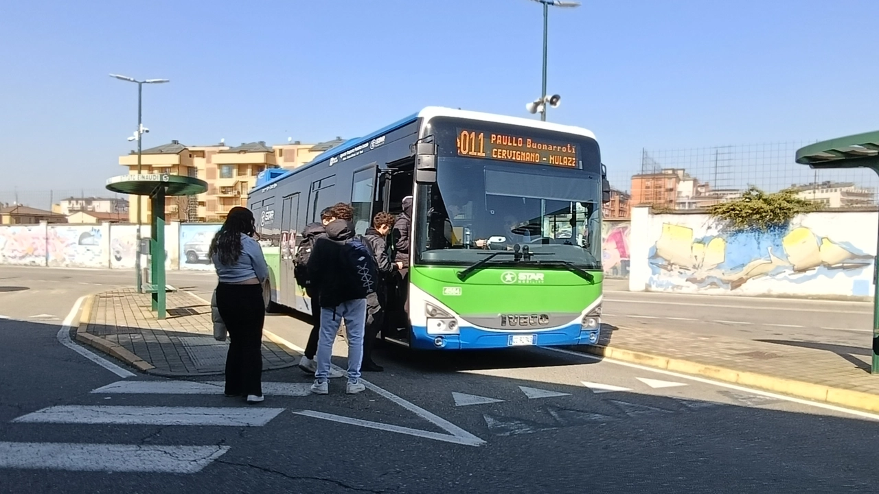 Passeggeri salgono a bordo di un bus all’autostazione di Lodi Passeggeri salgono a bordo di un bus all’autostazione di Lodi