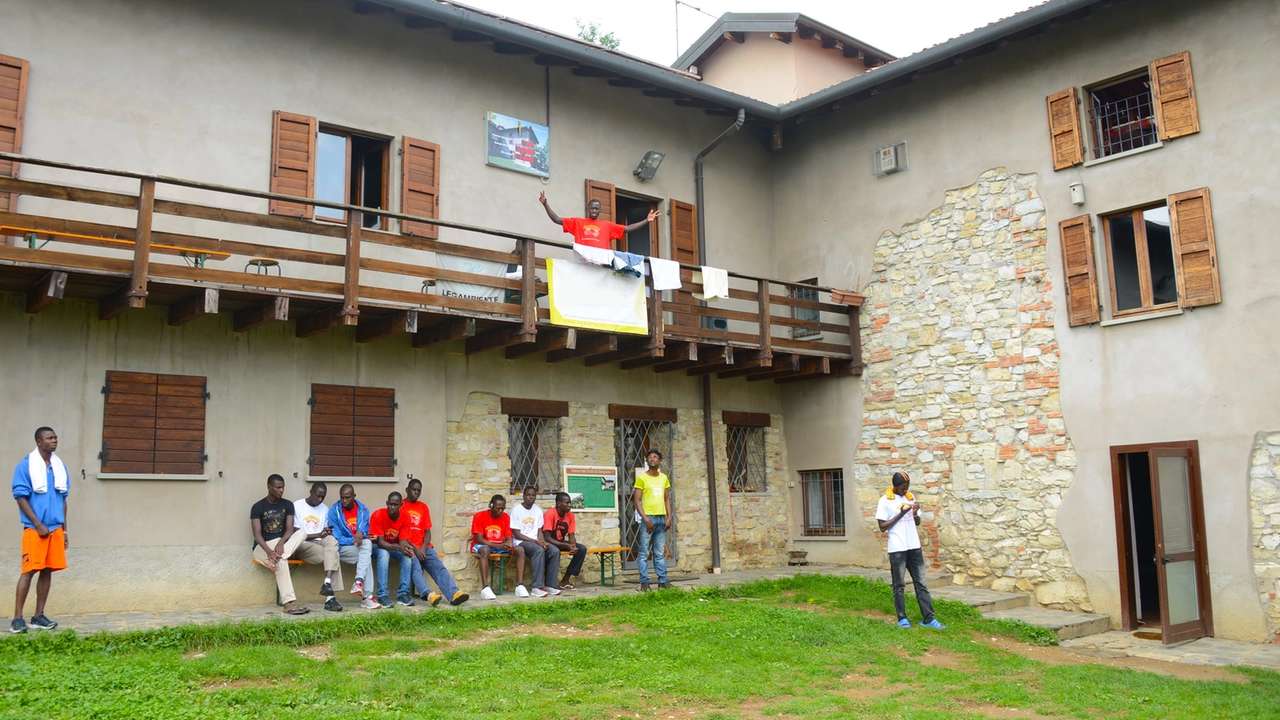 L’autobus che venerdì ha trasferito gli ultimi migranti dalla frazione Gavazzo di Valbondione Sopra la struttura dove erano ospitati L’autobus che venerdì ha trasferito gli ultimi migranti dalla frazione Gavazzo di Valbondione Sopra la struttura dove erano ospitati
