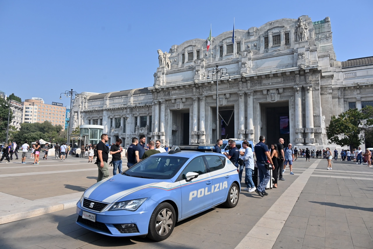 I due truffatori sono stati fermati in piazza Luigi di Savoia, vicino alla Stazione Centrale, a bordo di un'auto che viaggiava contromano