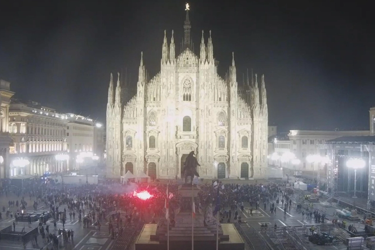 La festa dei tifosi del Napoli a Milano (Ansa - Skyline Webcams)