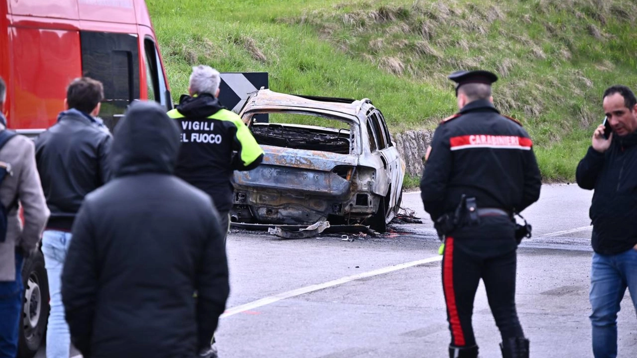 I carabinieri impegnati nei rilievi a Clusone: dentro l'auto c'era un corpo carbonizzato (Ansa)
